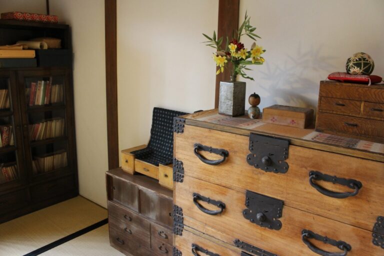 古い家具は買取可能？売れる家具と売れない家具の違い・処分方法も解説