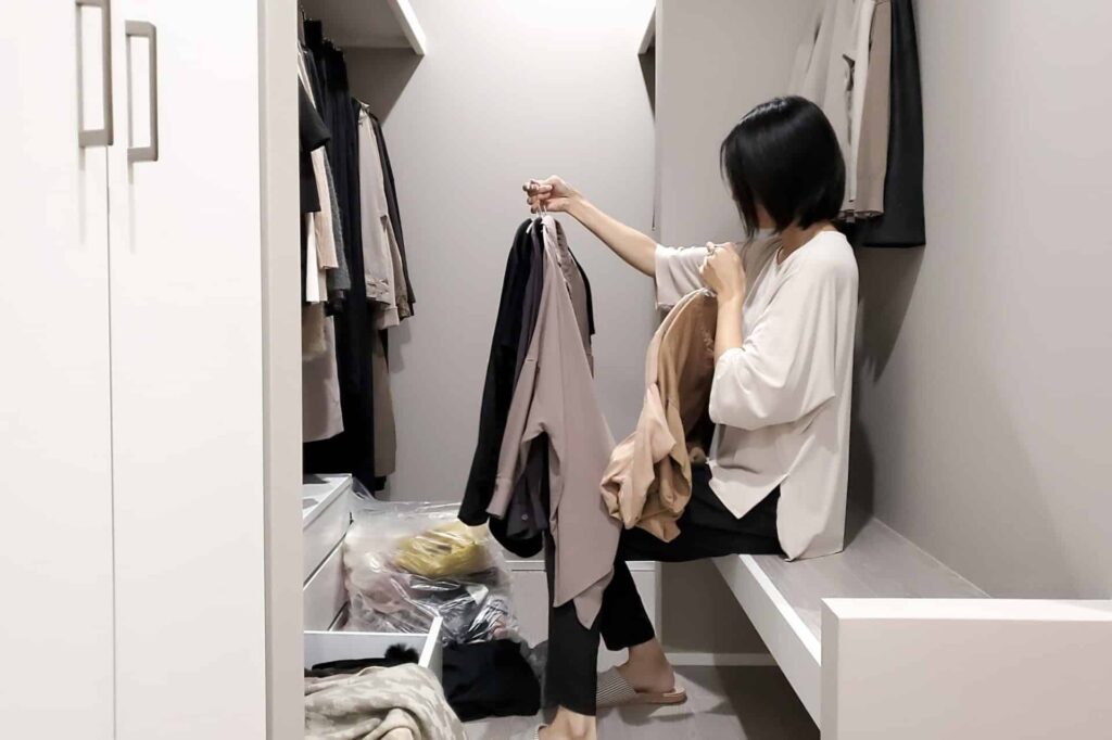 洋服の断捨離をする女性