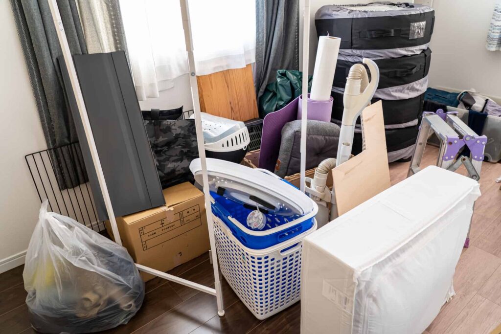 物が散乱した部屋