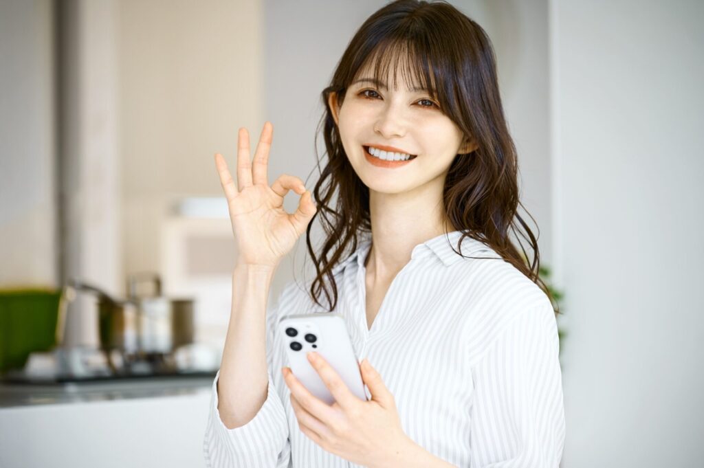 OKサインを出す女性