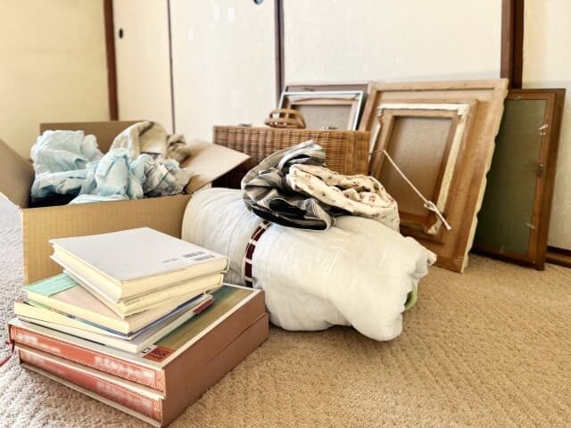 自宅で不用品を仕分けして回収準備を進めている