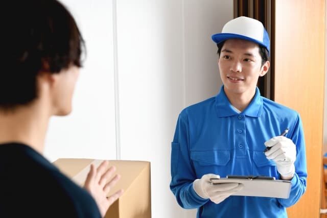 不用品回収の見積もり内容をスタッフが利用者に説明している場面