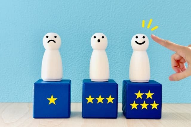 不用品回収サービスの満足度を星評価で比較するイメージ