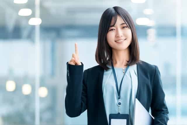 案内をする女性スタッフ