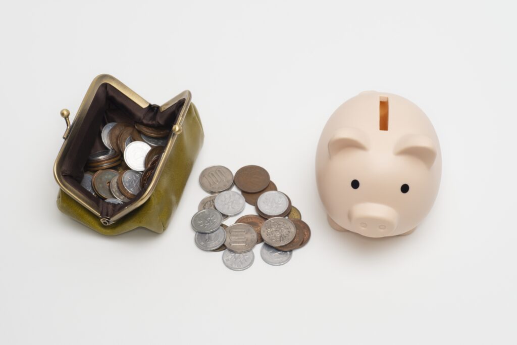 貯金箱と財布とお金