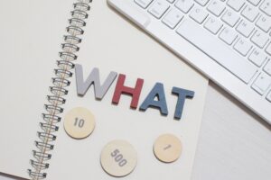 whatの文字とデスク周り