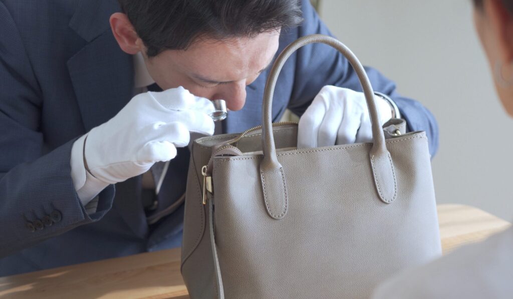 査定する人