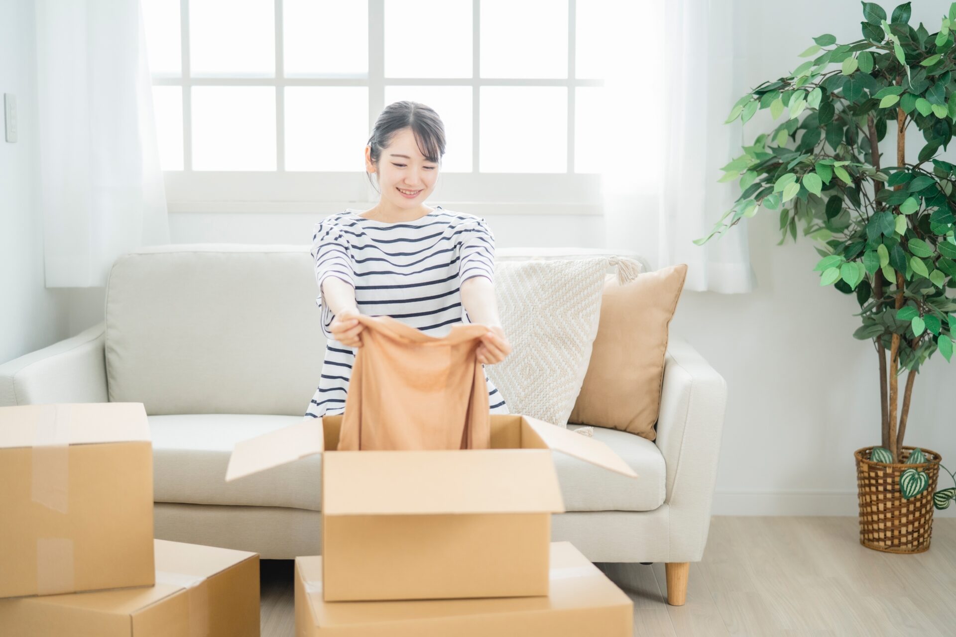 片付ける女性