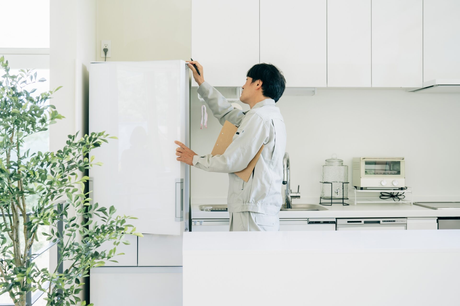 冷蔵庫を確認する男性