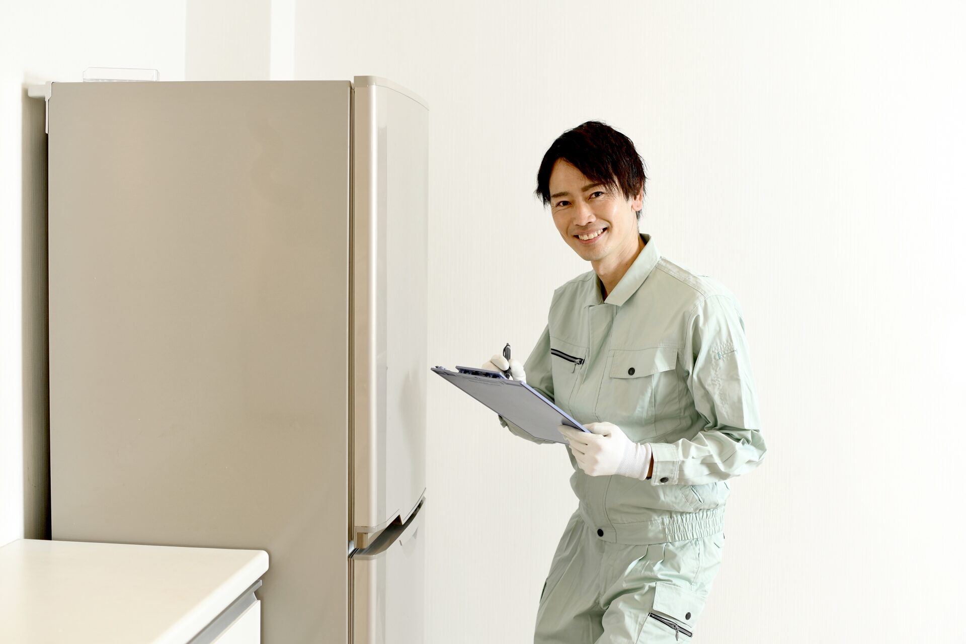 冷蔵庫を確認する男性