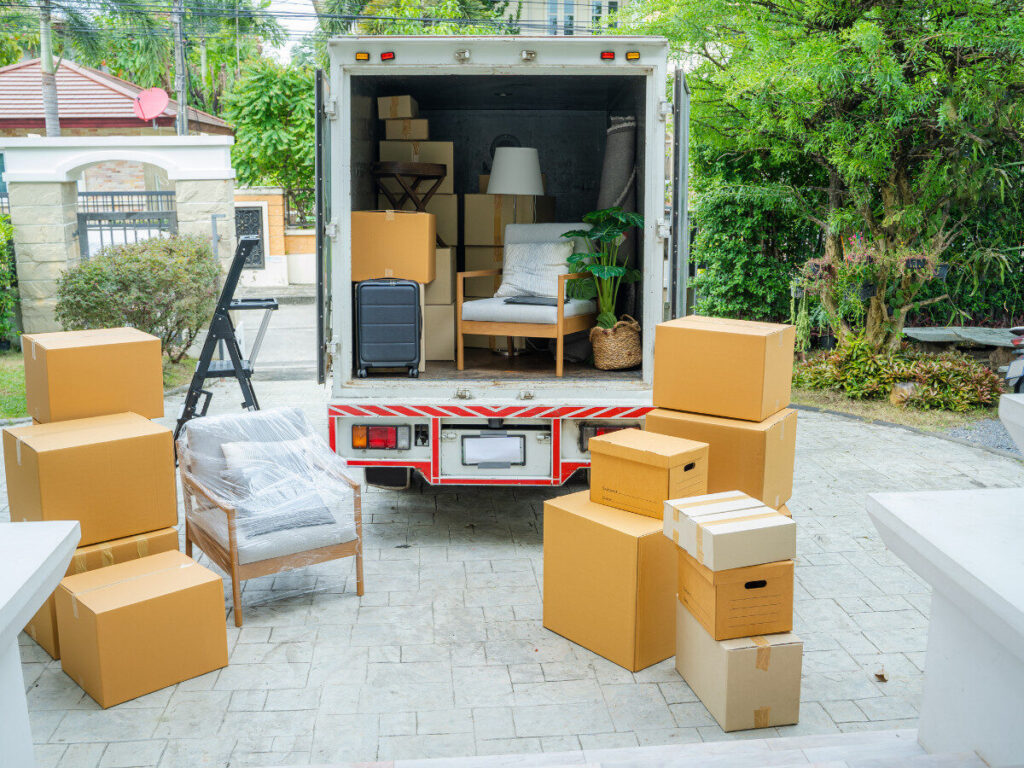 引っ越しトラックに積みきれない段ボールと家具