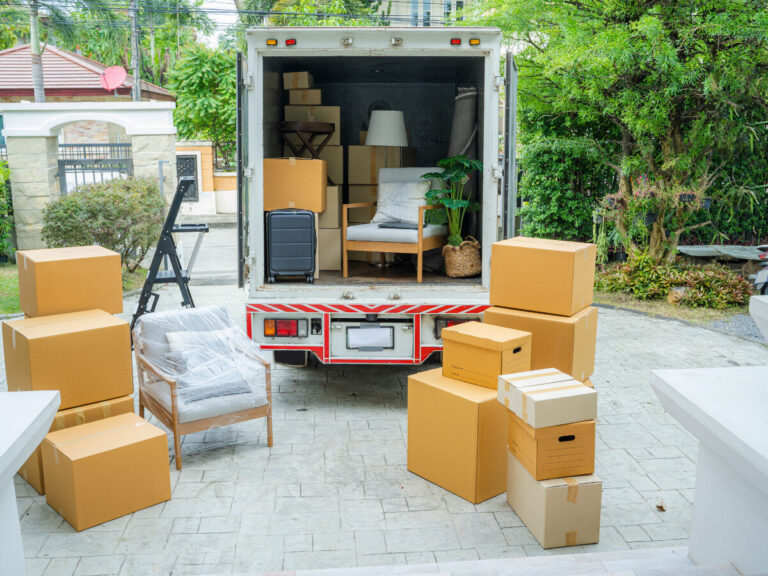 引っ越し当日トラックに荷物が入りきらない時の対処法6選！料金を抑えるには？