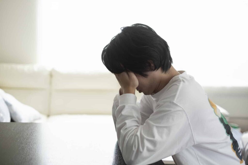 悩む男性