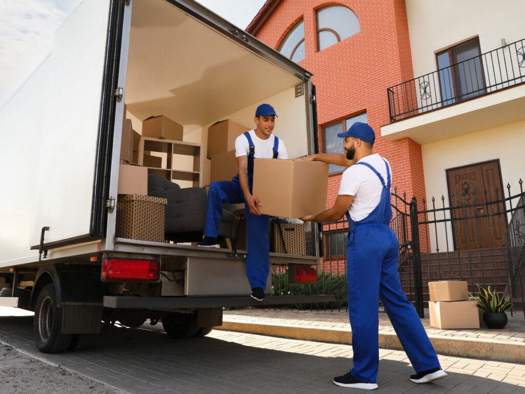 引っ越しトラックへ荷物を積み込む作業員
