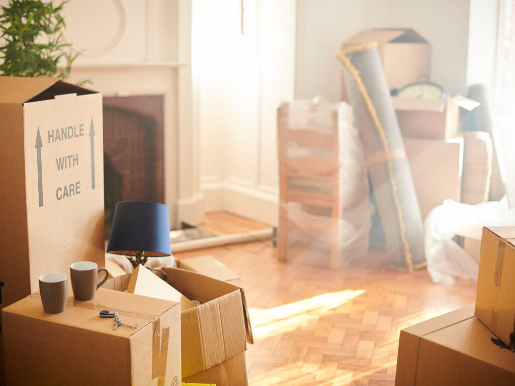 室内に置かれた梱包済みの引っ越し荷物と段ボール