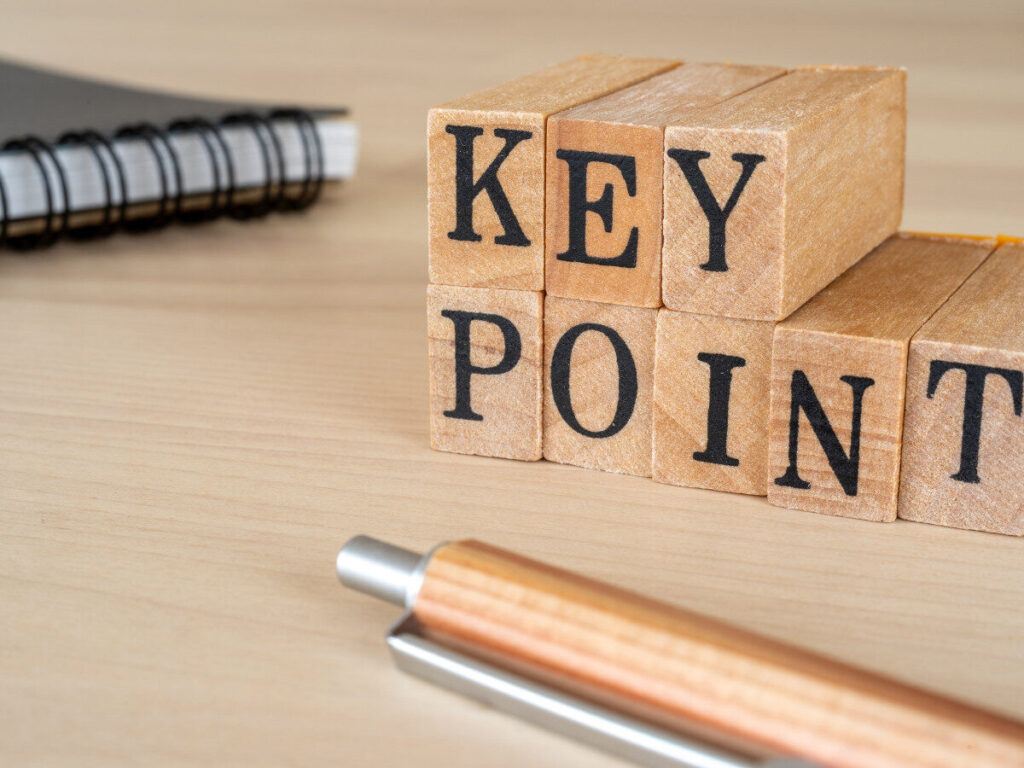 KEY POINTと書かれた積み木とノート・ボールペン