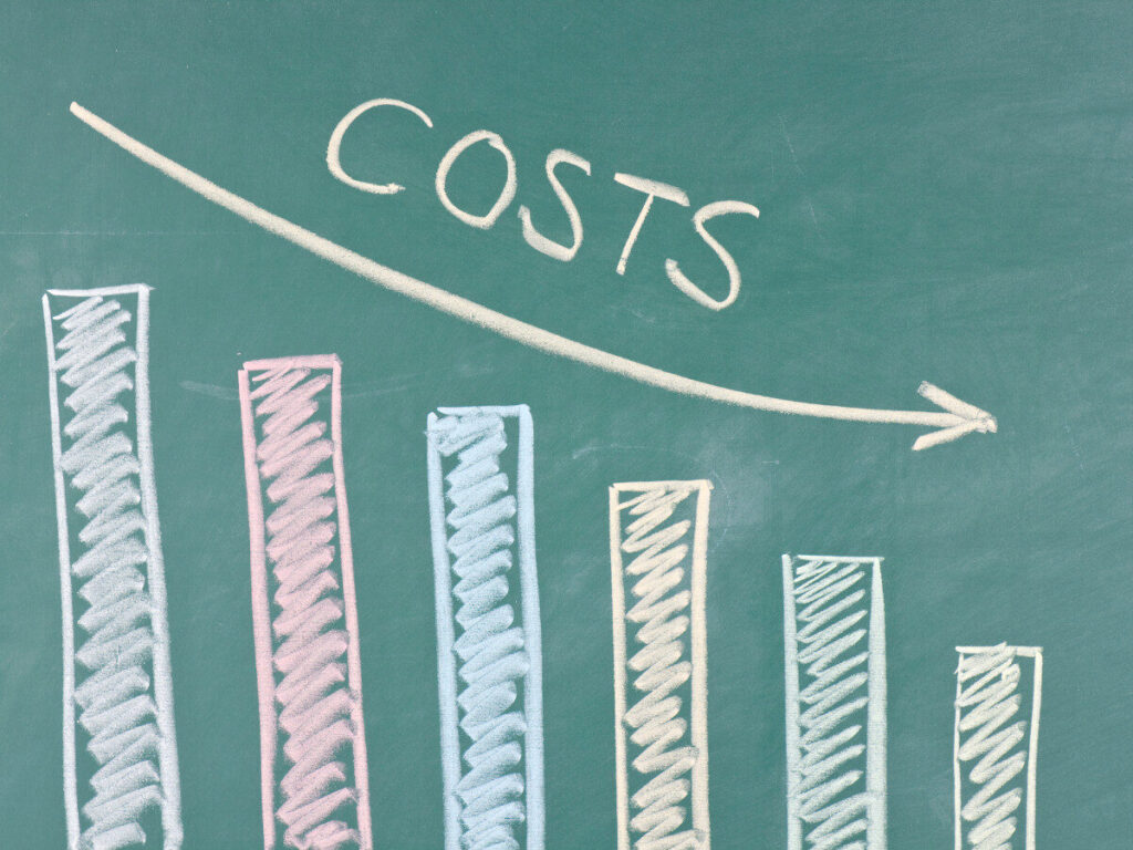 黒板に描かれたコスト削減の棒グラフと矢印の図