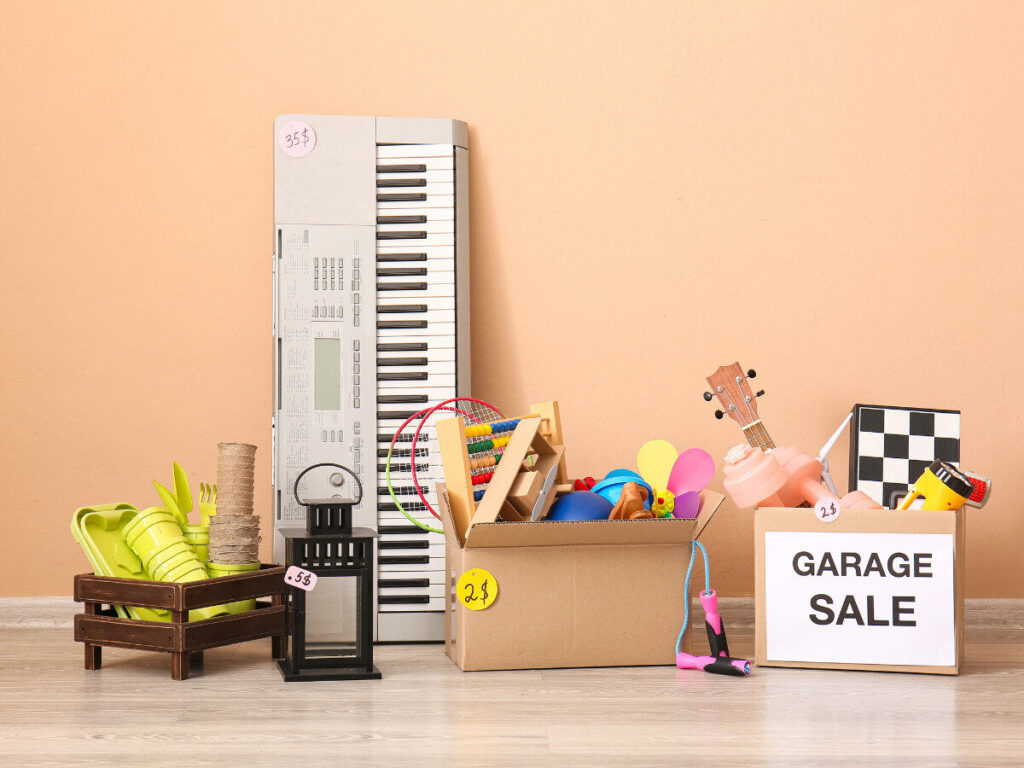 キーボードやおもちゃなどが並ぶ様子