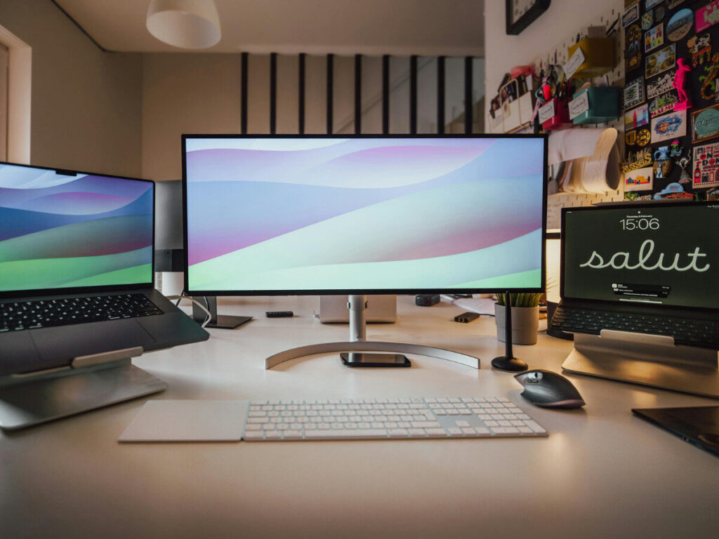 ノートPCやウルトラワイドモニターが並んだ作業環境