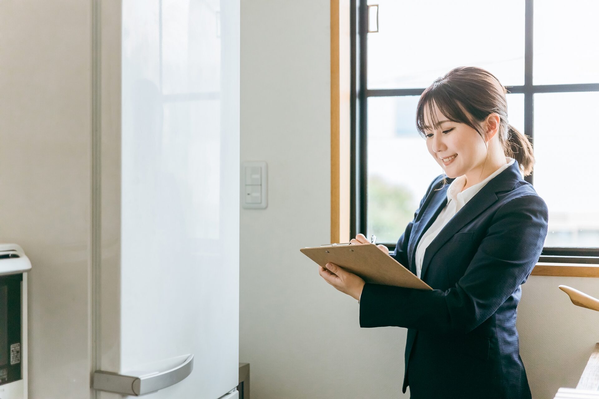家電の確認をする人