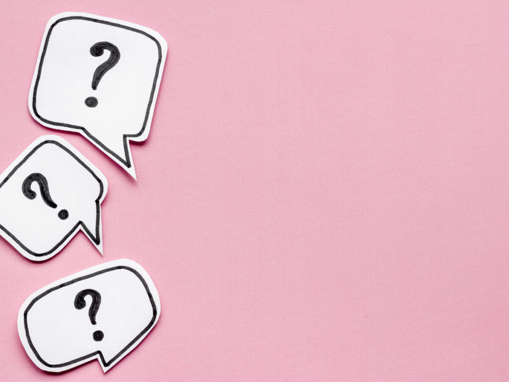 ピンクの背景に並んだクエスチョンマークの吹き出し