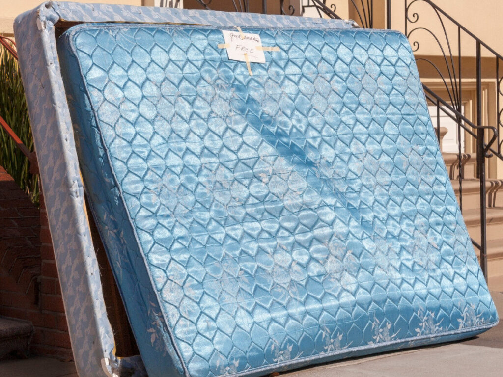 路上に置かれたマットレス