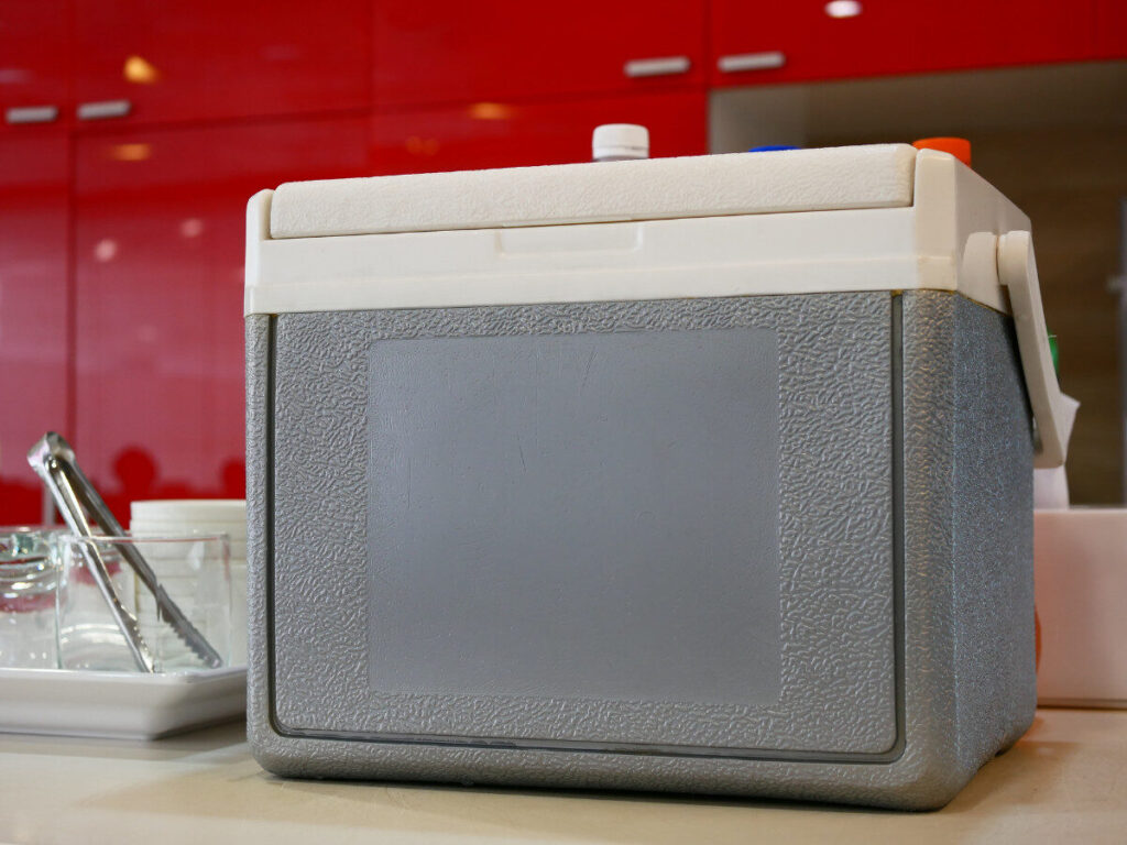 グレーのクーラーボックス