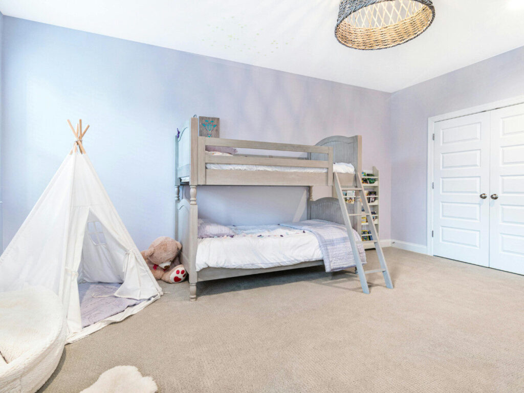 ぬいぐるみやテントが置かれた2段ベッドのある子供部屋