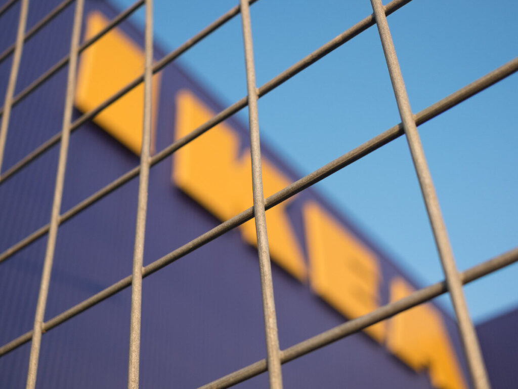 金網越しに見えるIKEAの建物外観