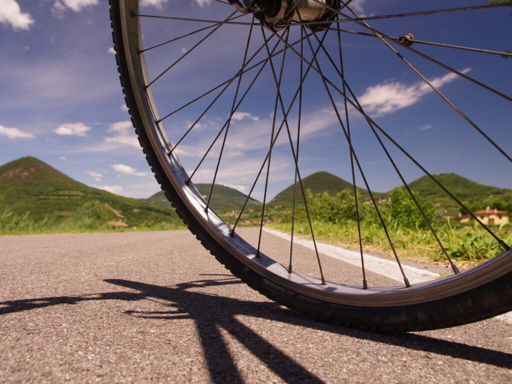 山並みと青空を背景にした自転車のホイール