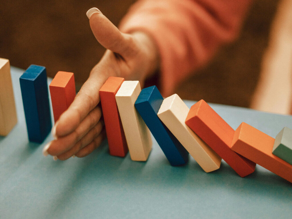 ドミノ倒しのように倒れる積み木を手で止める