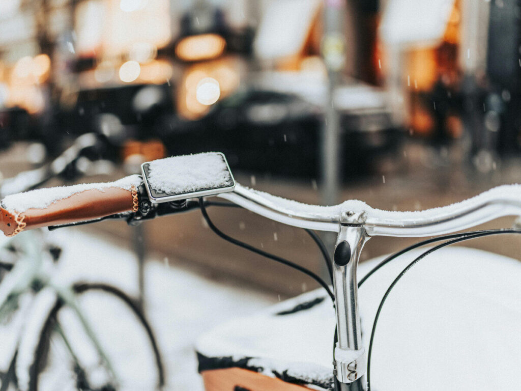 雪が積もった自転車のハンドルとベル