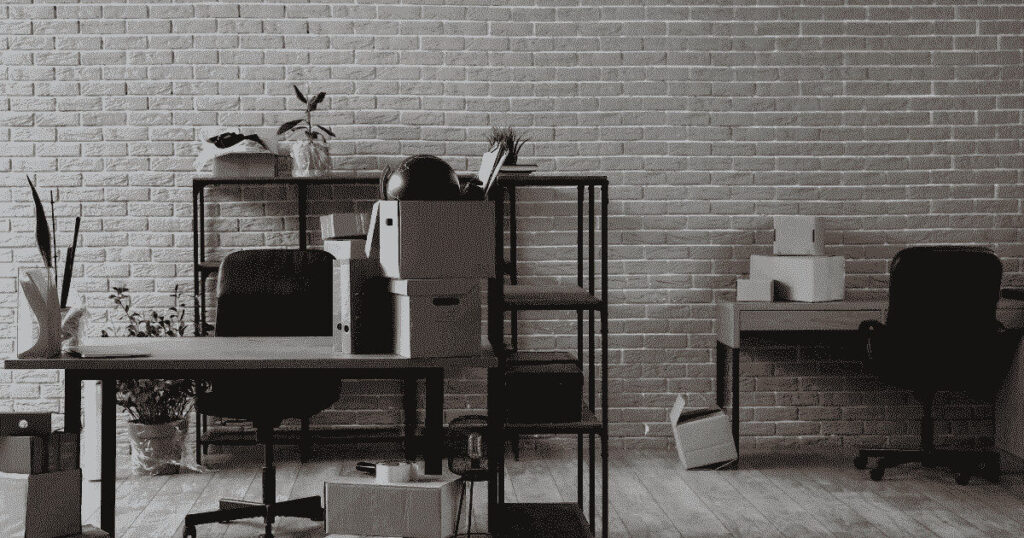 段ボールや備品が置かれた引越し前のオフィス