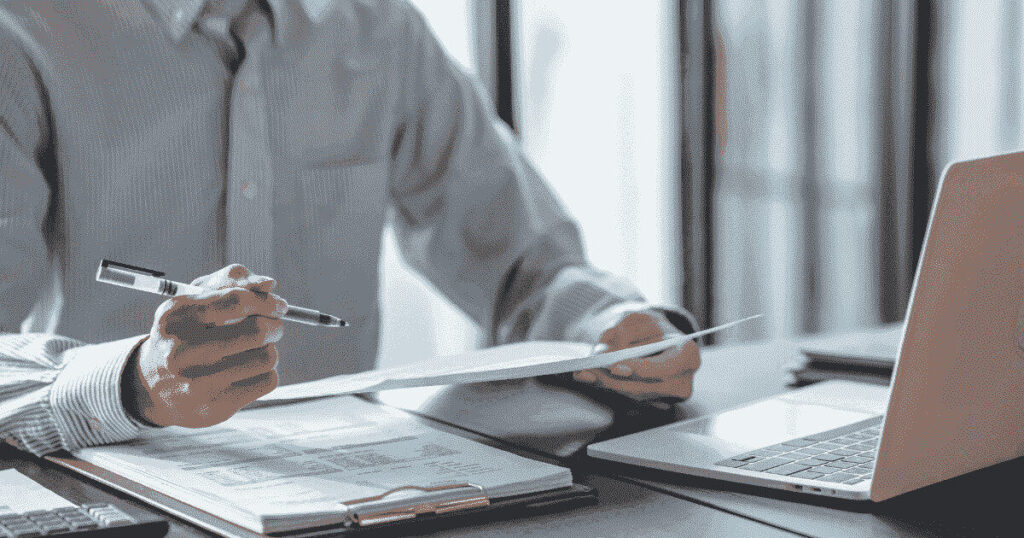 書類を確認しながら打ち合わせを進めるビジネスマン