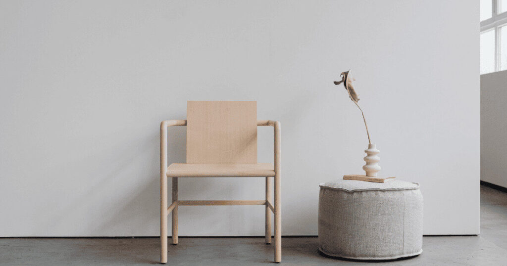 シンプルな木製チェアと丸型スツールを配した北欧ミニマル空間