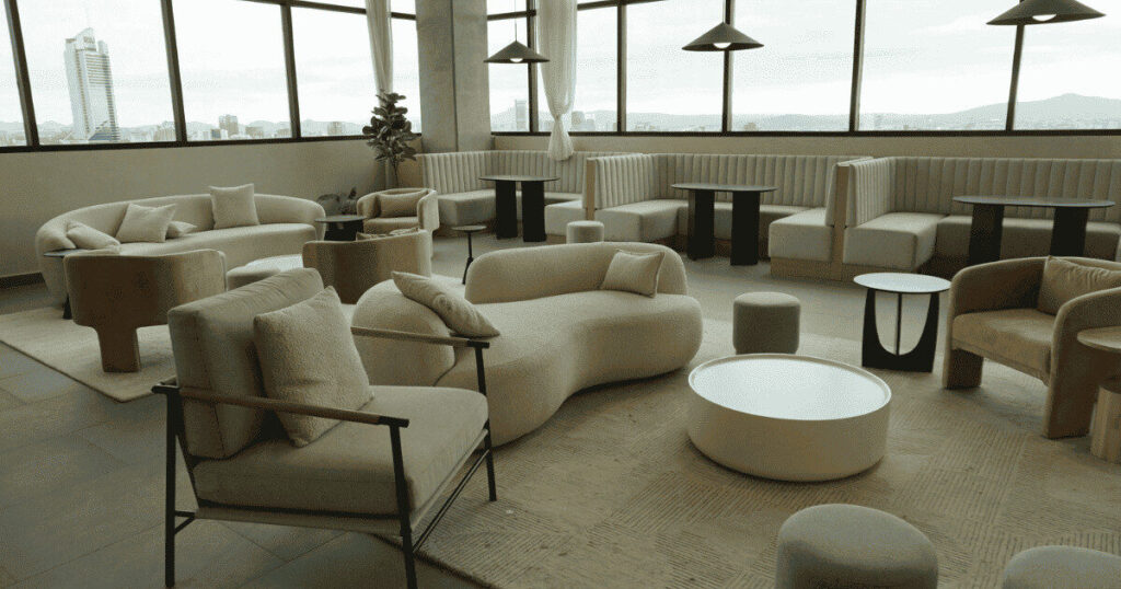 北欧スタイルのラウンジに並ぶモダンソファとラウンドテーブル