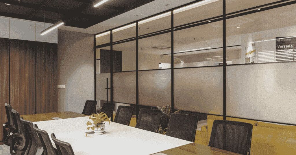 会議室に並ぶ黒いチェアと白い会議テーブル