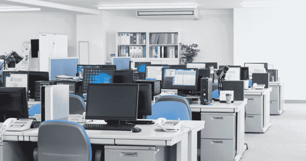 デスクトップパソコンが並ぶオフィス内の執務スペース